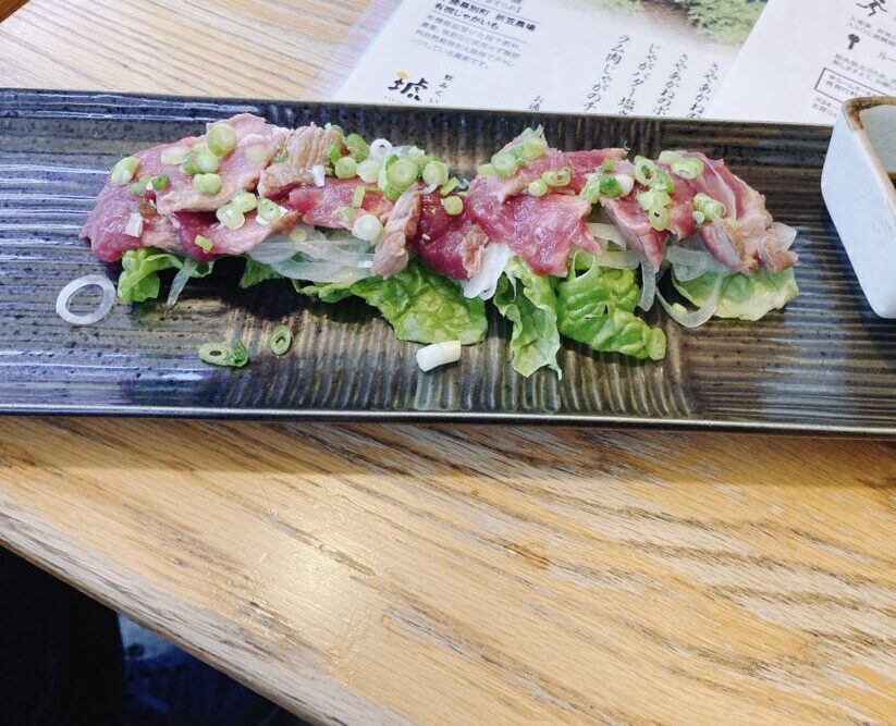 北の屋台にある琥羊の生ラム肉のたたき