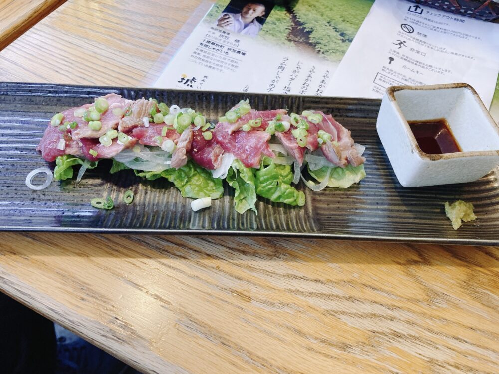 北の屋台にある琥羊の生ラム肉のたたき