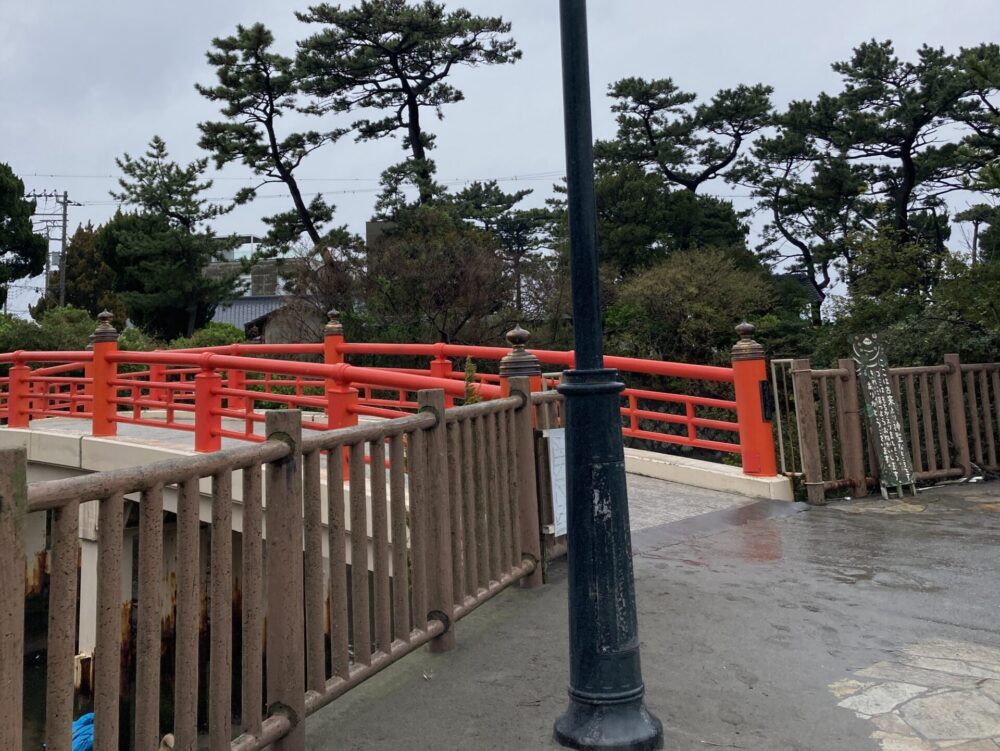 葉山森戸神社の赤い橋（コマーシャルにでてきます）