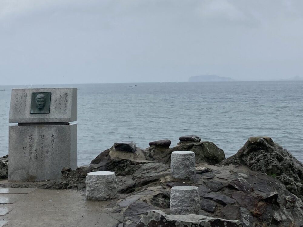 葉山森戸海岸の石原裕次郎碑