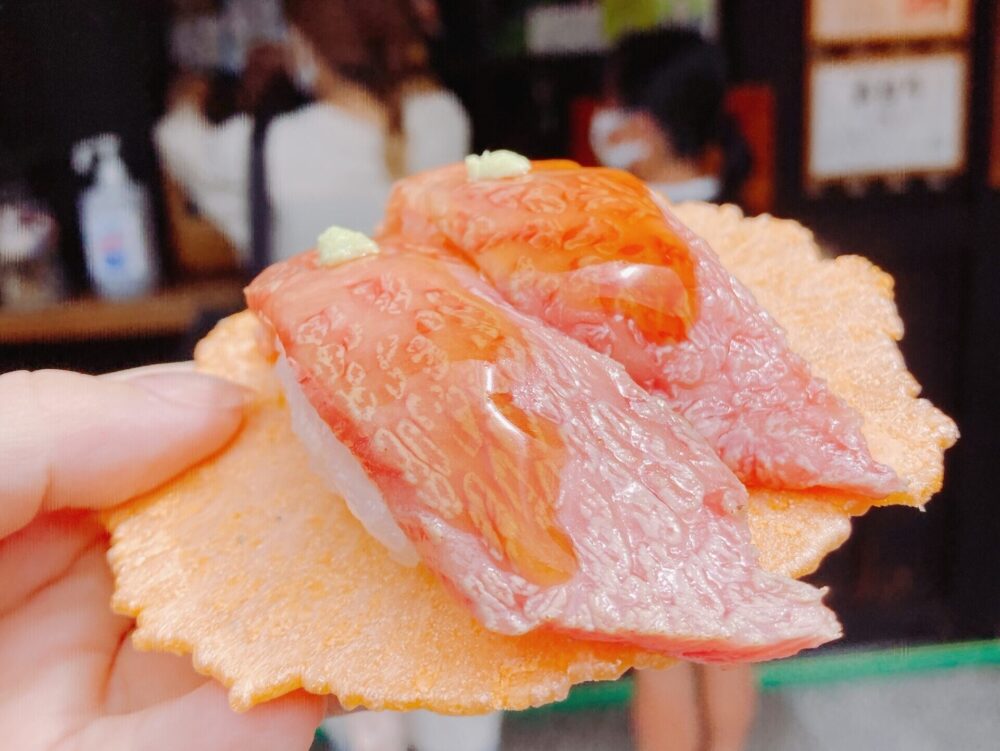 高山の食べ歩きで坂口屋の飛騨牛にぎり