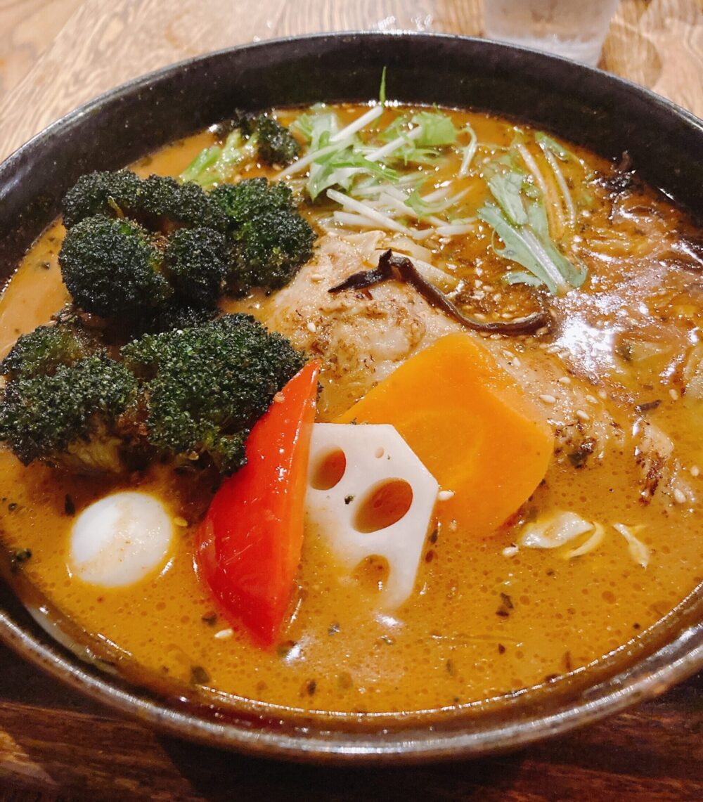 札幌スープカレーGARAKU（ガラク）のやわらかチキンレッグと野菜