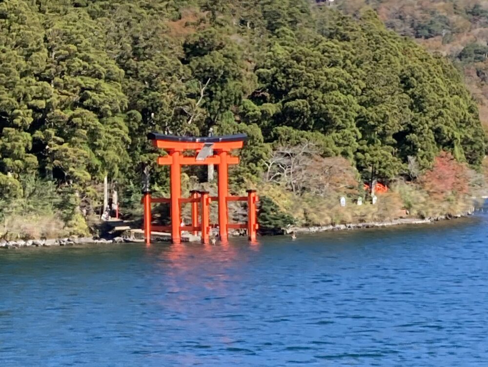 芦ノ湖から見る箱根神社の鳥居