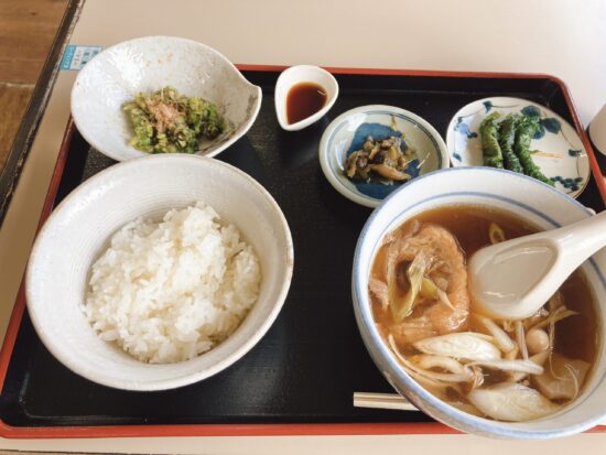 山寺駅近くの食堂の芋煮セット