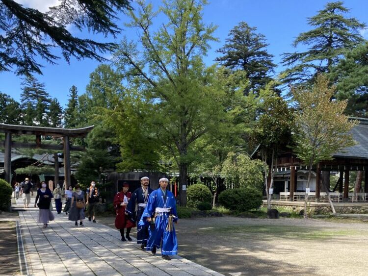上杉神社で上杉謙信がお出迎え""