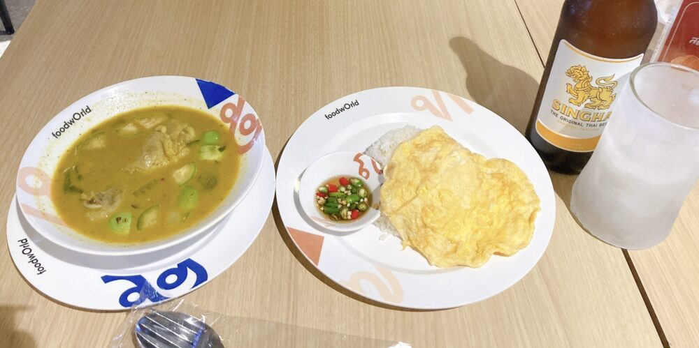 バンコクのフードコートで注文したグリーンカレー