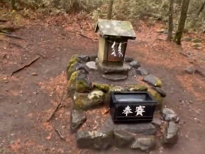 新屋山神社奥宮　清らかな空気が流れていました