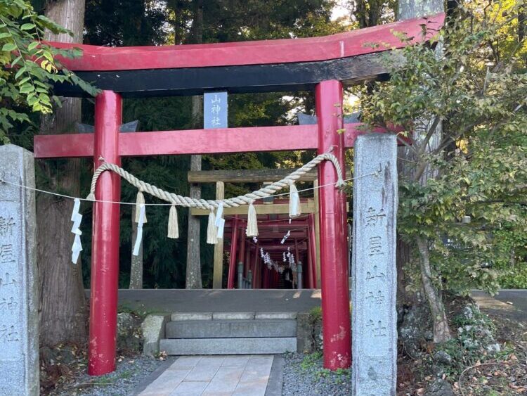 新屋山神社の鳥居