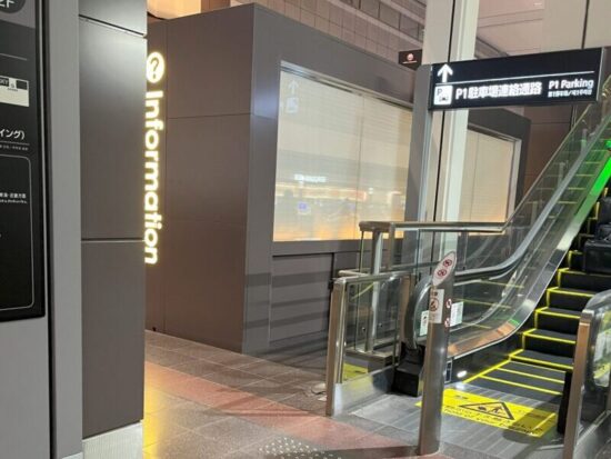 羽田空港足湯カフェ＆ボディケア Luckへ向かうエレベータ