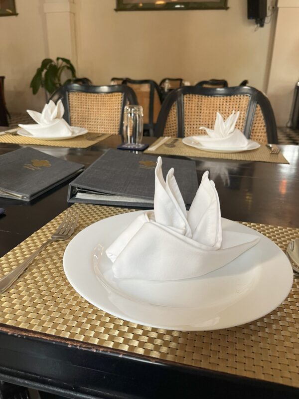ラオスグルメ　ヴィエンチャンのレストランKualao Restaurantの内装 