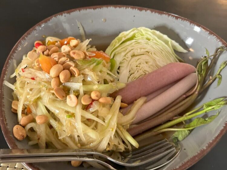 ラオスグルメ　ヴィエンチャンのレストランKualao Restaurantのサラダ（ソムタムに似ている） 