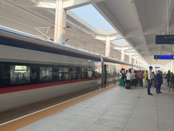 ラオスの首都ヴィエンチャンからルアンバパーンまでの電車ラオスレイルウェイ