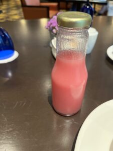 リッツカールトン クアラルンプールのラウンジでの朝食のjフルーツジュース