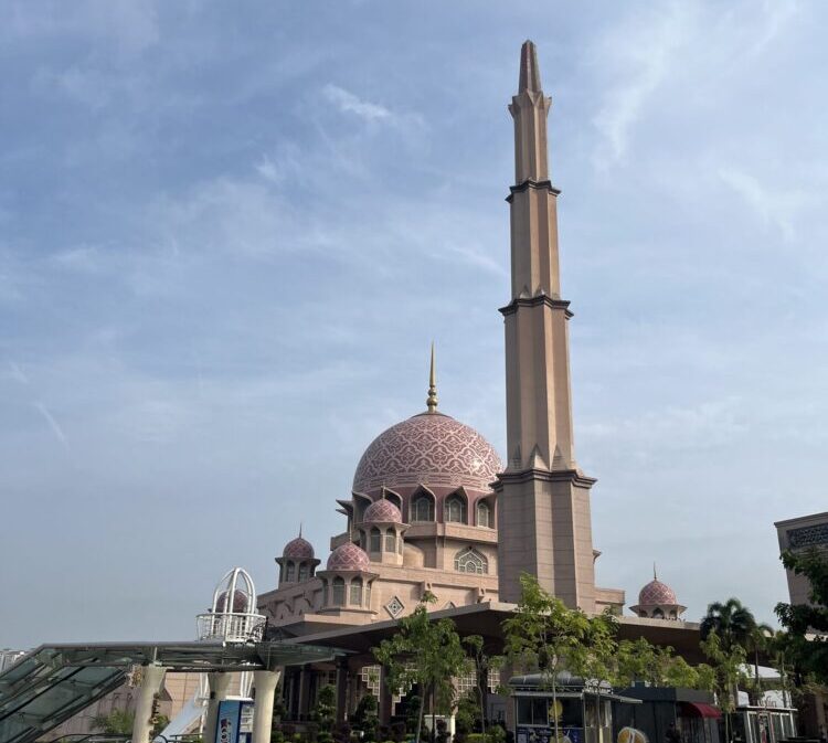 クアラルンプールの「ピンクモスク」の愛称で呼ばれているプトラモスク（Putra Mosque）外観