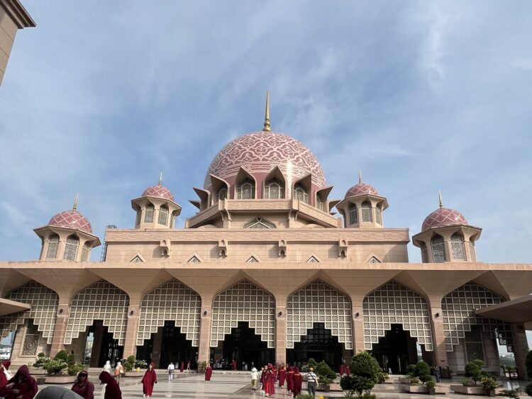 クアラルンプールの「ピンクモスク」の愛称で呼ばれているプトラモスク（Putra Mosque）外観