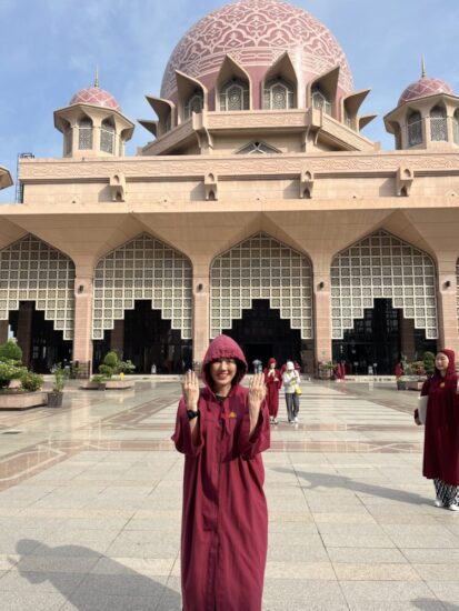 クアラルンプールの「ピンクモスク」の愛称で呼ばれているプトラモスク（Putra Mosque）で借りられるローブ