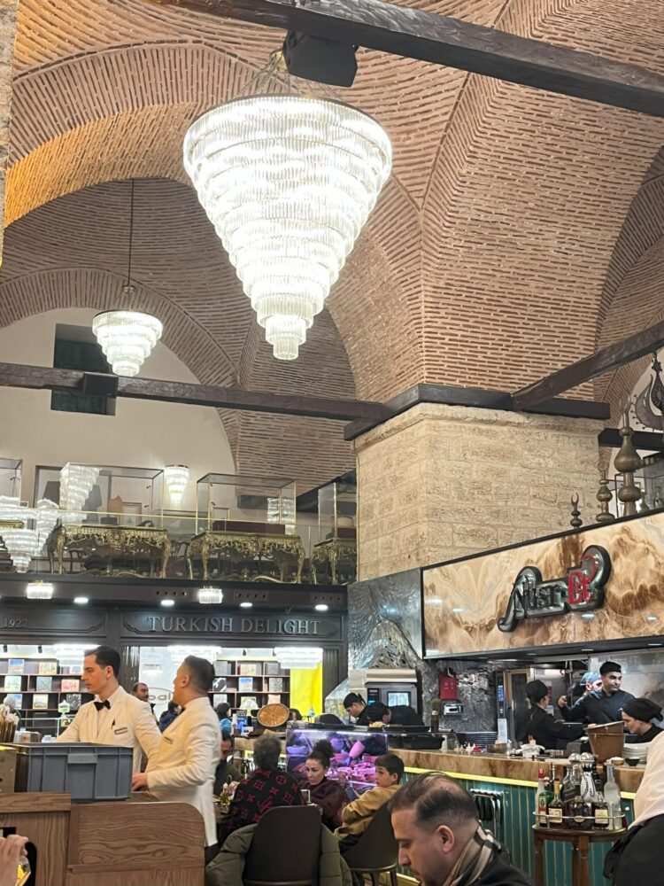 イスタンブールグランドバザールの中にある「Nusr-Et Steakhouse Kapalıçarşı」塩振りおじさん、ソルトベイの店内装