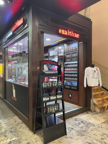 イスタンブールグランドバザールの中にある「Nusr-Et Steakhouse Kapalıçarşı」塩振りおじさんのお土産屋
