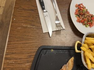 塩振りおじさん　テーブルにも飛び散る塩