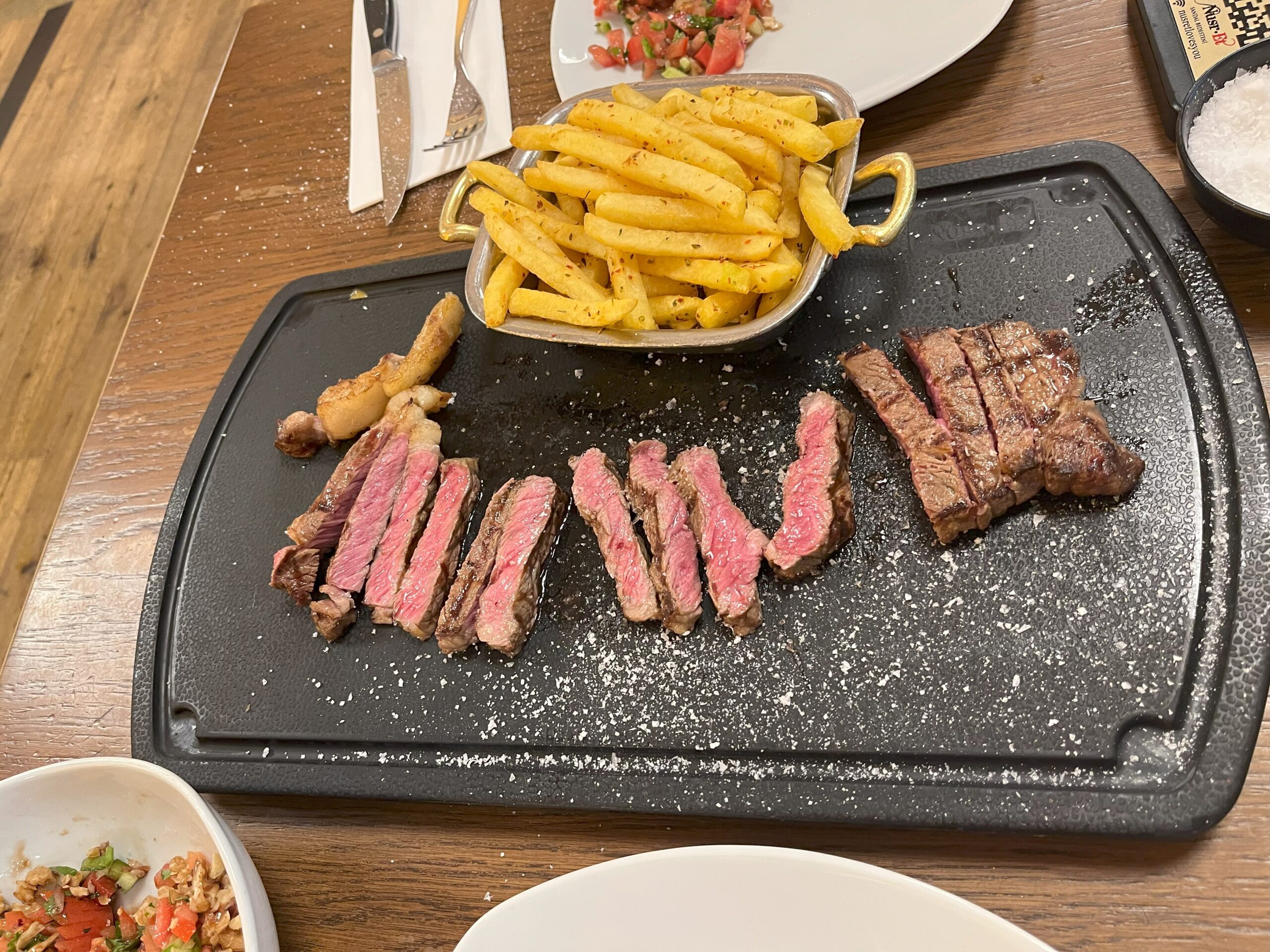 ・イスタンブールグランドバザールの中にある「Nusr-Et Steakhouse Kapalıçarşı」塩振りおじさんのステーキ