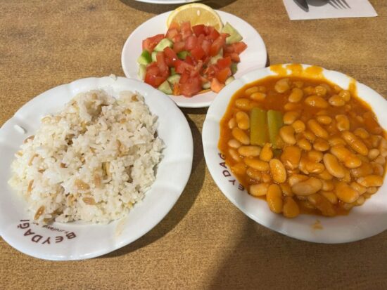 スレイマンモスクそばのレストランの豆のスープ