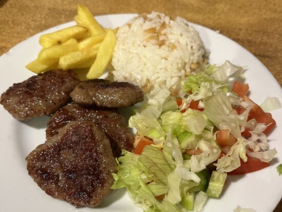 スレイマンモスクそばのレストランのキョテフ（トルコのハンバーグ）
