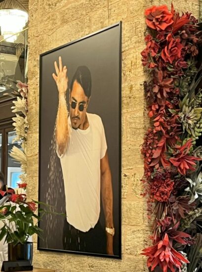 グランドバザールの中にある「Nusr-Et Steakhouse Kapalıçarşı」塩振りおじさん、ソルトベイのポスター