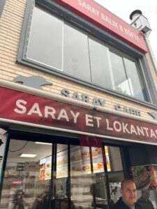 トルコ料理といえばサバサンド、ユスキュダルのSARAY CAFE外観