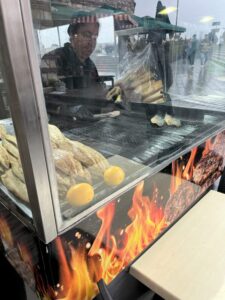 トルコ料理といえばサバサンド、ユスキュダルのSARAY CAFEでサバを焼く様子
