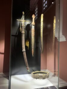 トルコイスタンブールのトプカプ宮殿の宝物館の刀