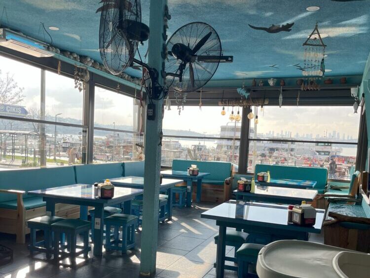 ベイコズ・サバサンド・ハウス（Beykoz Balık Ekmek Evi）の店内
