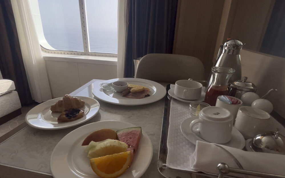 MITSUI OCEAN FUJI (三井オーシャンフジ）のルームサービスでいただいた朝食の写真