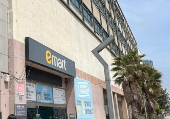 済州の大きなスーパー　emart　外観