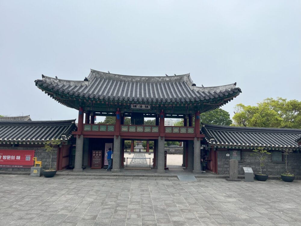 市場付近の観徳亭（クァンドクジョン）外観
