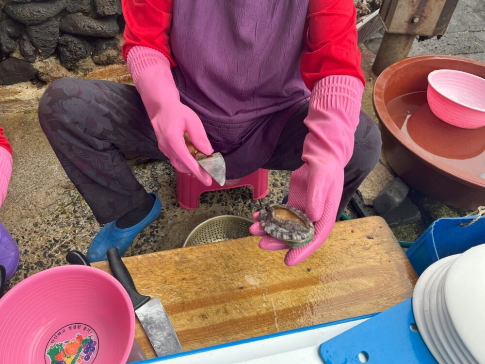 城山日出峯（ソンサンイルチュルボン）のふもとの食堂の海女さん