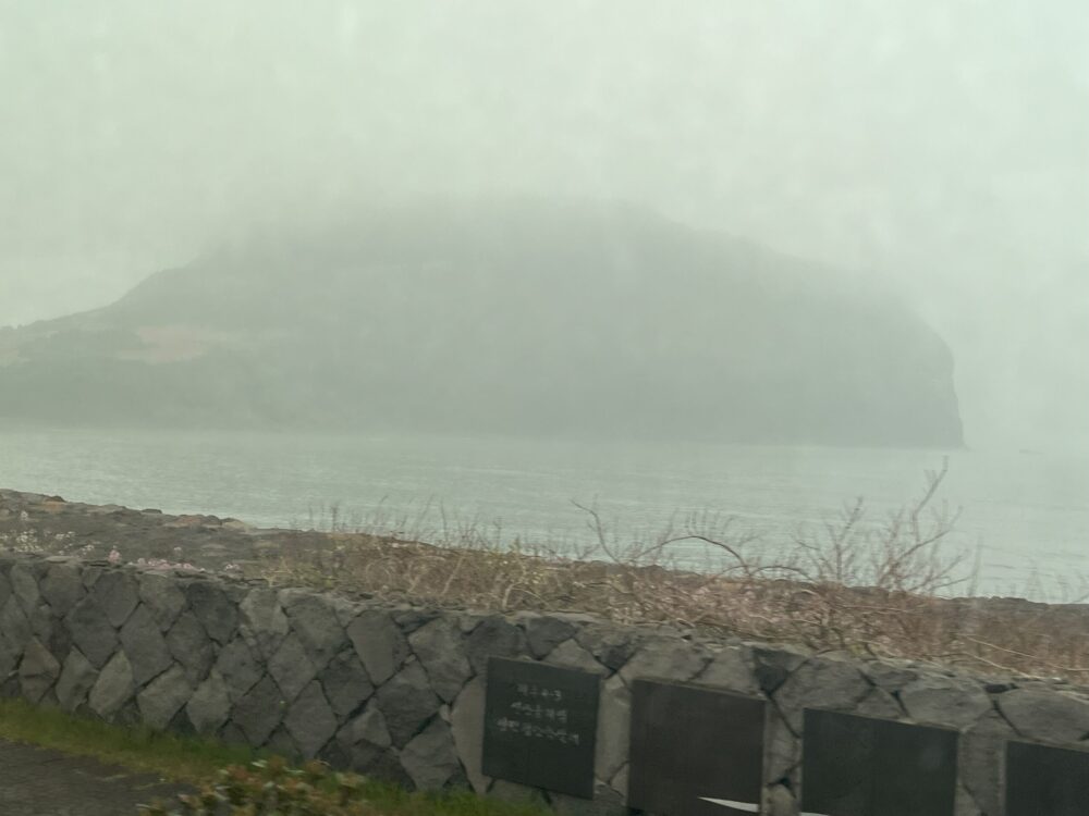 城山日出峯（ソンサンイルチュルボン）外観
