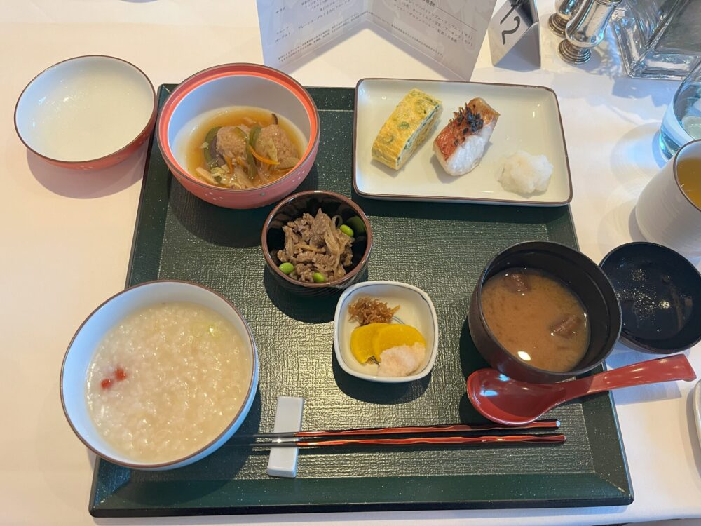 MITSUI OCEAN FUJI (三井オーシャンフジ）のメインダイニング　レストラン富士でいただいた朝食、和定食の写真