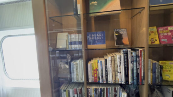 MITSUI OCEAN FUJI (三井オーシャンフジ）の図書館と本棚の横の窓から海が見える様子