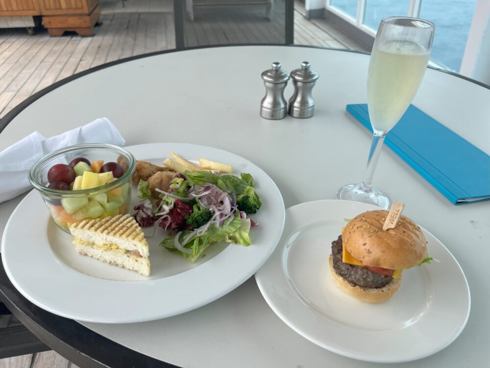 MITSUI OCEAN FUJI (三井オーシャンフジ）のプールサイドレストラン＆バー 湖畔でいただいたランチの写真