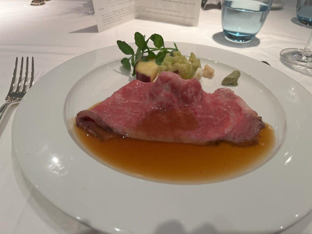 MITSUI OCEAN FUJI (三井オーシャンフジ）のメインダイニング　レストラン富士でいただいたローストビーフの写真
