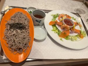 MITSUI OCEAN FUJI (三井オーシャンフジ）のルームサービスでいただいたお蕎麦とサーモン・シュリンプの写真