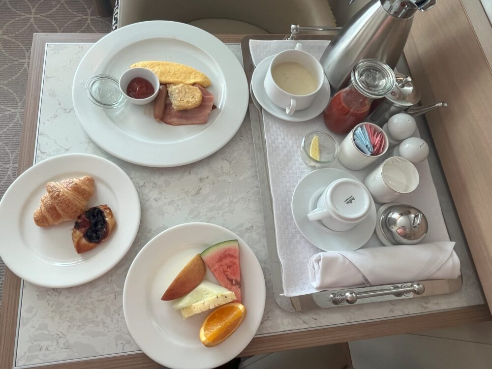 MITSUI OCEAN FUJI (三井オーシャンフジ）のルームサービスでいただいた朝食の写真