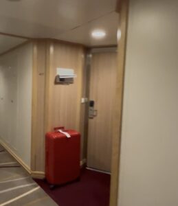 MITSUI OCEAN FUJI (三井オーシャンフジ）の客室前にスーツケースが届けられている様子