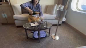 MITSUI OCEAN FUJI (三井オーシャンフジ）のウェルカムスパークリングを飲む様子