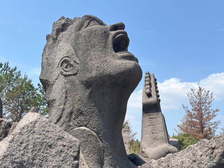 桜島　赤水展望台の叫びの像