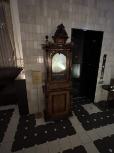 OMO5小樽のラウンジにあるアンティークのディスクオルゴール