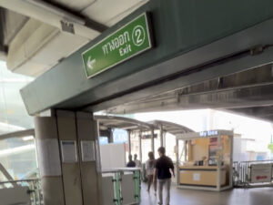 ピンクのガネーシャへ行くバス停のエマカイ駅二番出口
