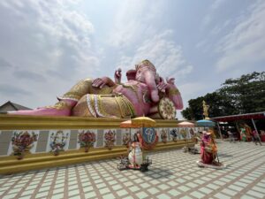 ピンクのガネーシャの前にいる白の金運を叶えるネズミ