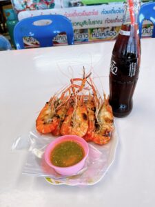 ピンクのガネーシャにある屋台でエビ