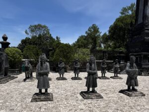 カイディン帝廟の兵馬俑みたいな像